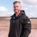 JCB striukė su gobtuvu iš softshell medžiagos